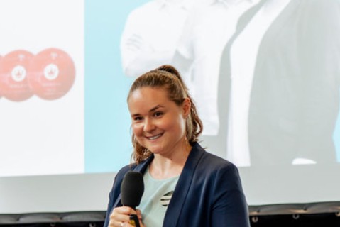 Junge Frau hält Mikrofon bei Startup Labor Schwedt.