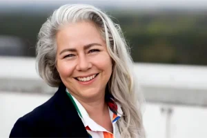 Frau mit grauen Haaren, lächelnd, Business-Outfit, Startup Labor Schwedt, Gründerin, Innovation, Unternehmertum, regionale Wirtschaft, Berlin-Brandenburg.