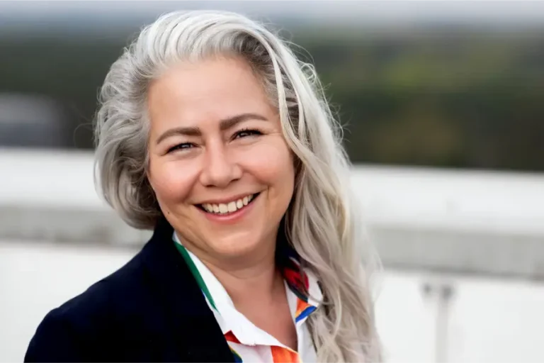 Frau mit grauen Haaren, lächelnd, Business-Outfit, Startup Labor Schwedt, Gründerin, Innovation, Unternehmertum, regionale Wirtschaft, Berlin-Brandenburg.