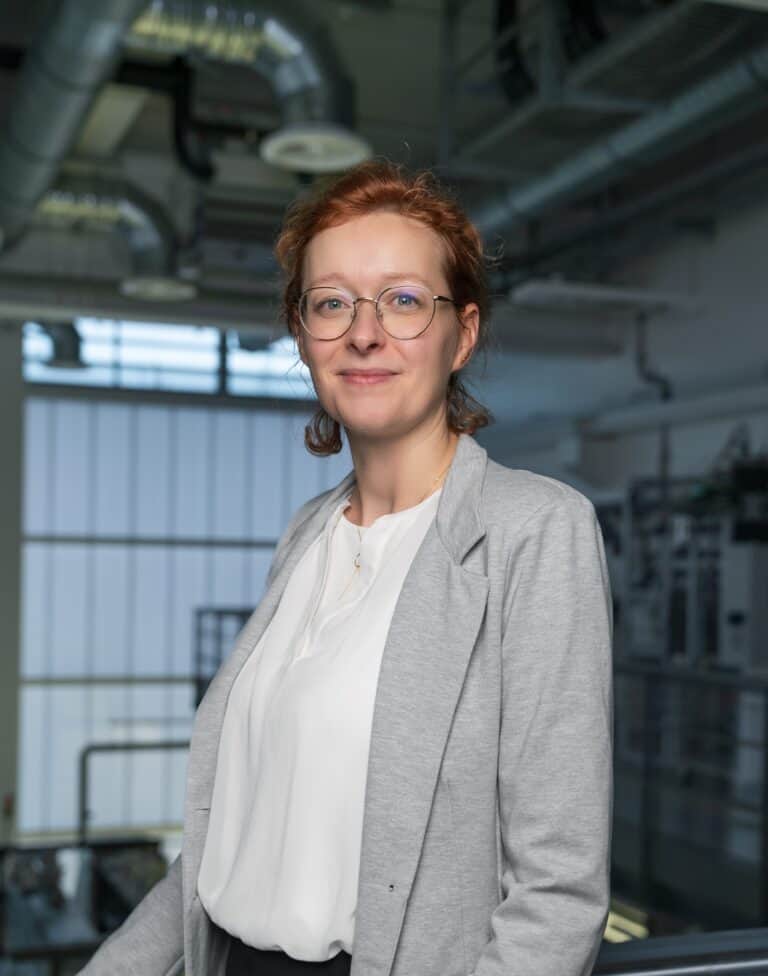 Innovative Unternehmerin im Gebäude des Startup Labor Schwedt, modern und zukunftsorientiert.