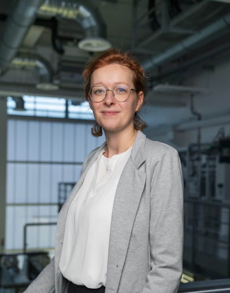 Innovative Unternehmerin im Gebäude des Startup Labor Schwedt, modern und zukunftsorientiert.