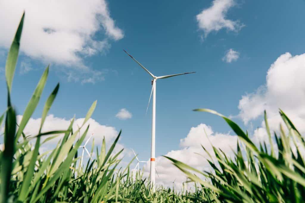 Hochwertiges Windrad in einem Feld, erneuerbare Energien, nachhaltige Energiequellen, Windkraft, umweltfreundliche Energie, gutes Wetter.
