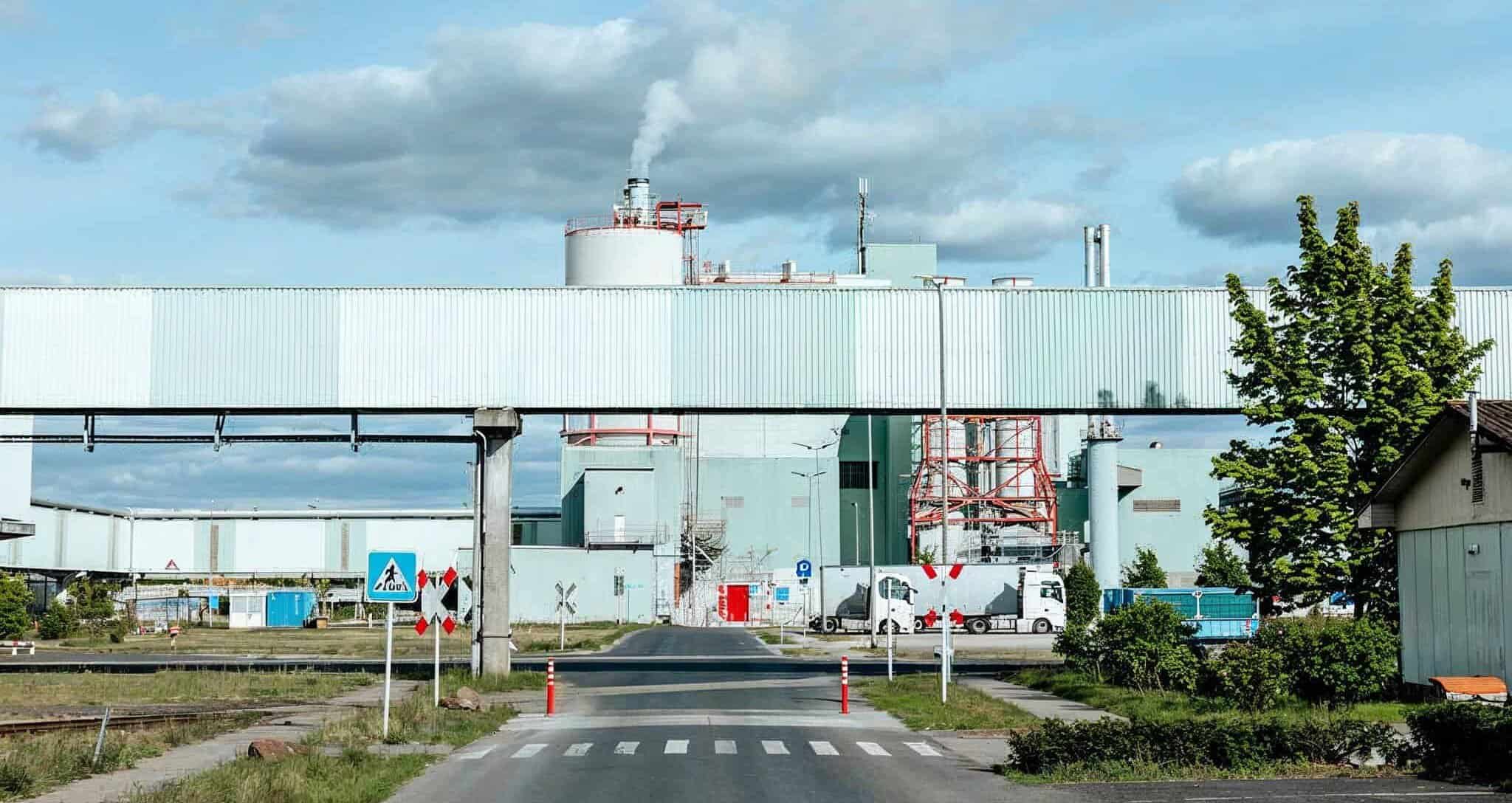 Brennstoffkraftwerk in Schwedt mit Industrieanlage und nachhaltiger Energieproduktion.
