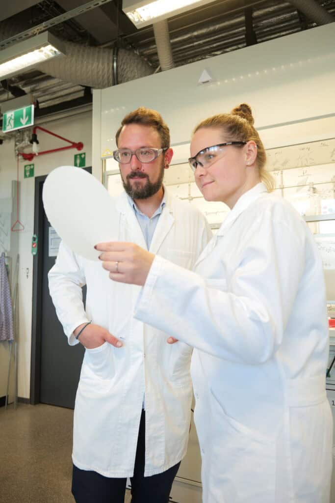 Innovative Wissenschaftler im Labor bei Startup Labor Schwedt, Fokus auf Innovationen und technischen Fortschritt.