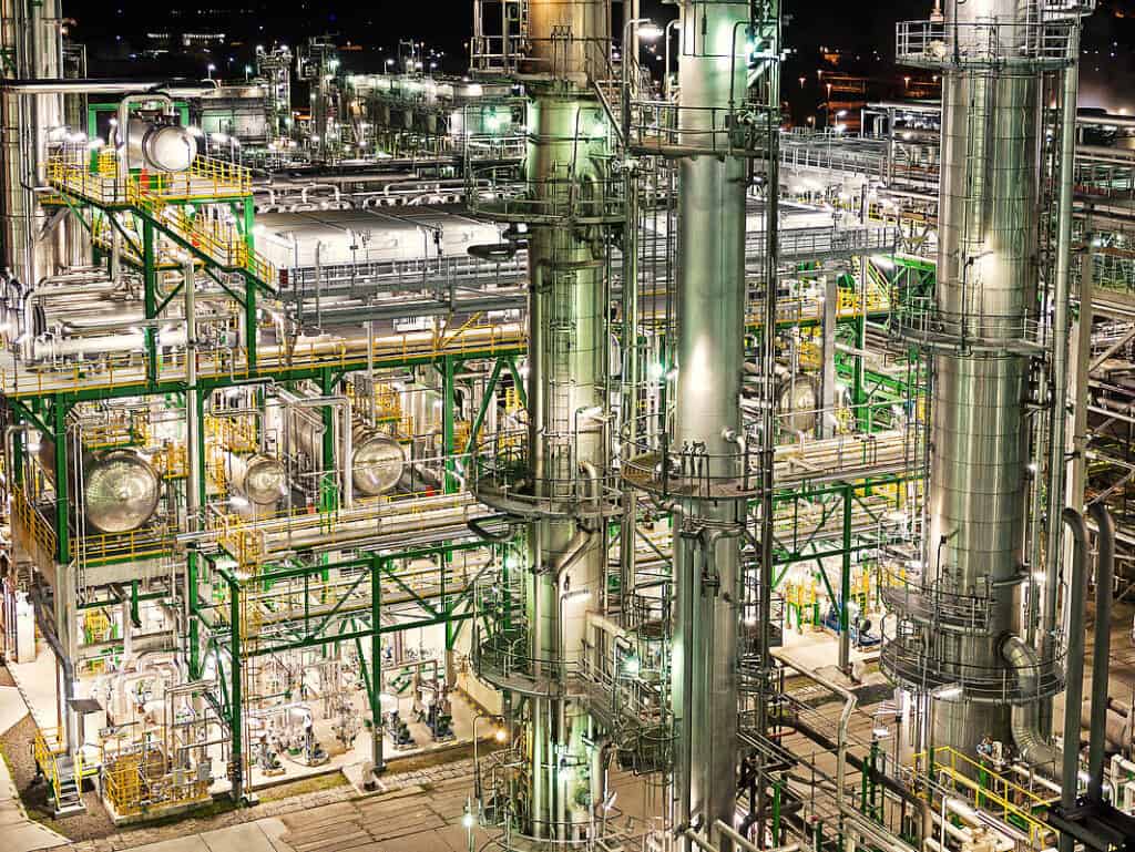 Reaktorindustrie in Schwedt mit Industrieanlagen und Rohrleitungen.