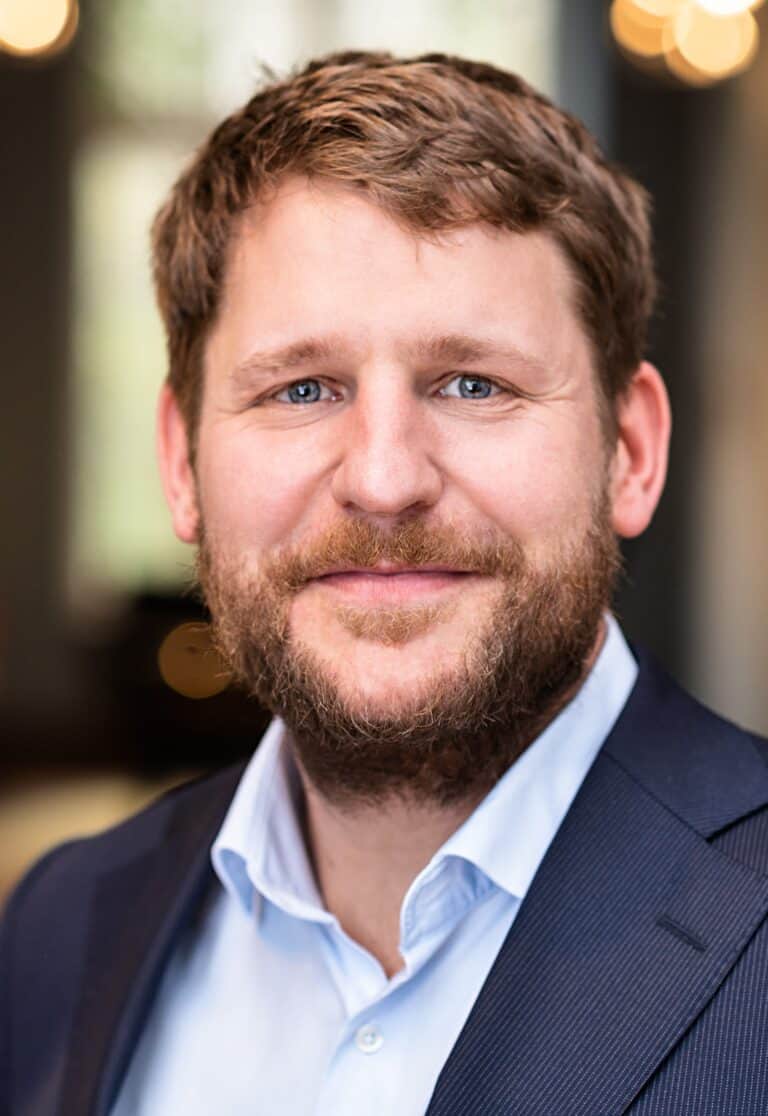 Digitale Business-Person, Startup Labor Schwedt, Gründerportrait, professionelles Businessfoto portrait eines jungen Mannes in Hemd und Sakko, erfolgreiche Unternehmensgründung in Schwedt.