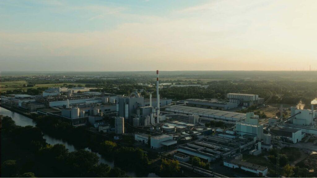 Fabrik im Industriepark Schwedt bei Sonnenuntergang, Fokus auf nachhaltige Energie- und Industrielösungen.