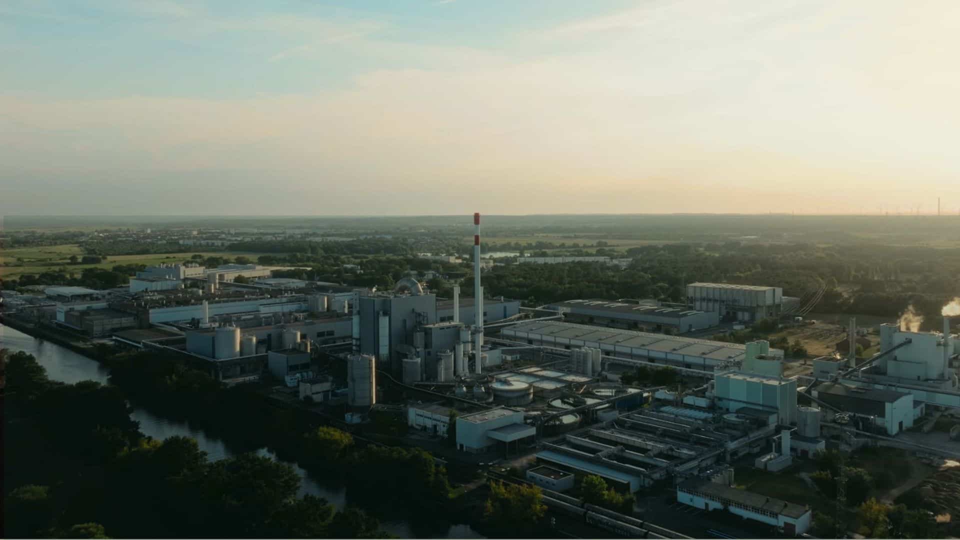 Fabrik im Industriepark Schwedt bei Sonnenuntergang, Fokus auf nachhaltige Energie- und Industrielösungen.
