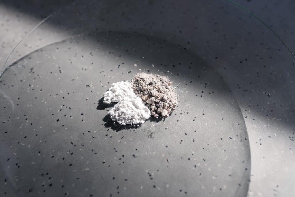 Mineralische Stoffe auf einer dunklen Oberfläche, Startup Labor Schwedt, Innovation in Materialforschung, Startup Zukunftstechnologien, Forschung und Entwicklung.