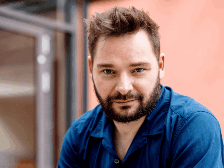 Innovativer Startup Gründer im Coworking Space bei Startup Labor Schwedt.