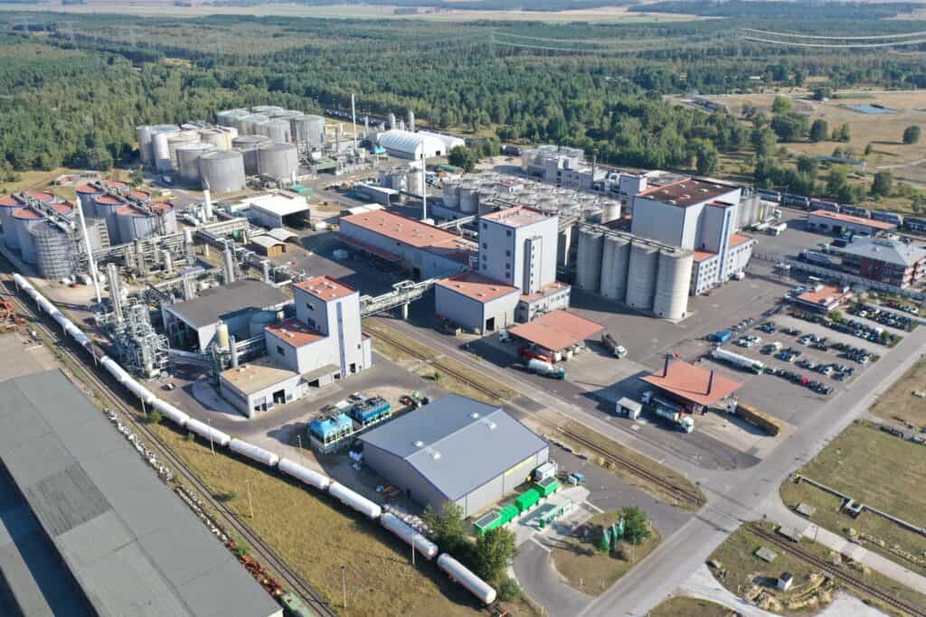 Hochregale Industrielandschaft bei Startup Labor Schwedt, Produktion und Innovation im Fokus.