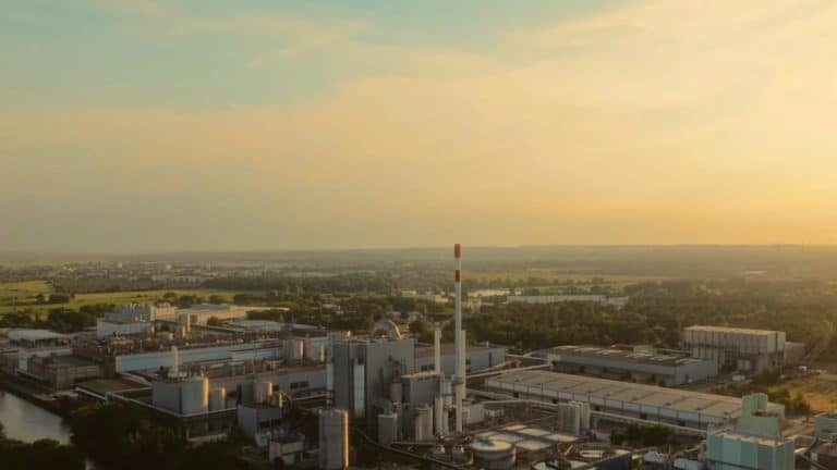 Moderne Industrieanlage im Sonnenuntergang, Fokus auf nachhaltige Startup-Industrie in Schwedt.