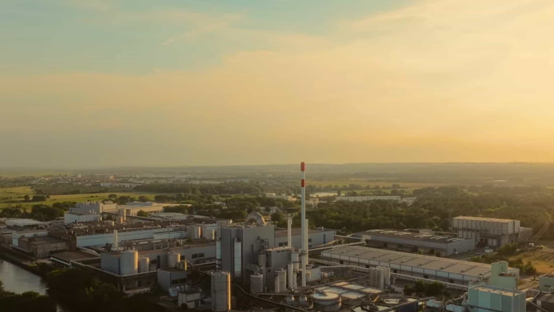 Moderne Industrieanlage im Sonnenuntergang, Fokus auf nachhaltige Startup-Industrie in Schwedt.