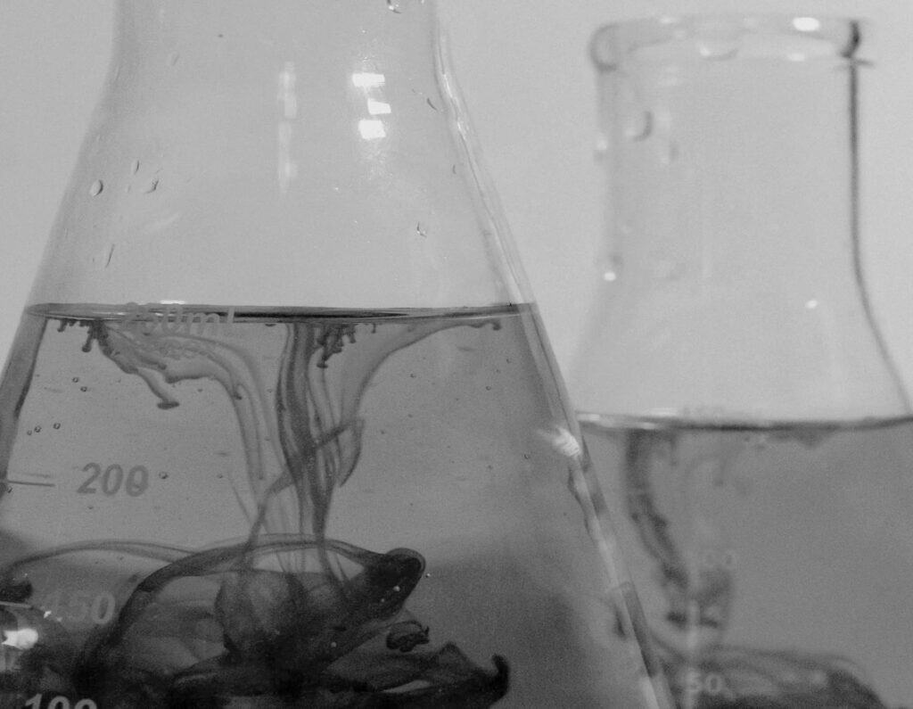 Reagenzglas mit chemischer Flüssigkeit für Startup Labor Schwedt, Wissenschaft und Innovation.