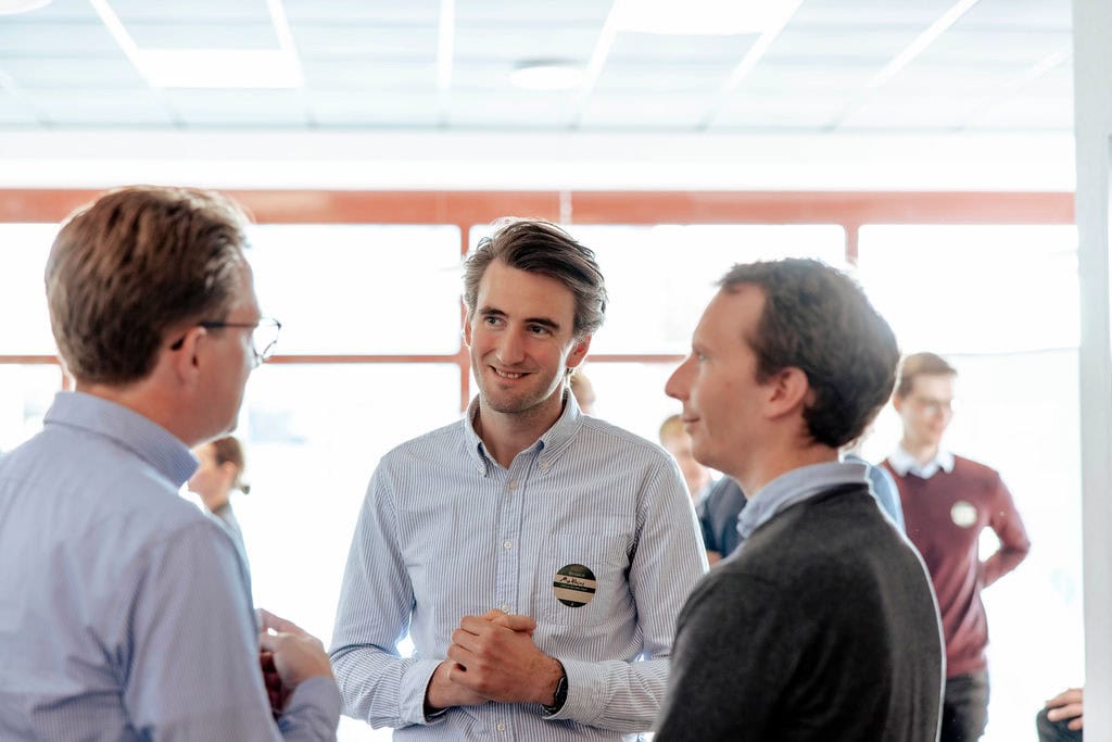 Start-up Gründer sprechen bei Startup Labor Schwedt im modernen Coworking Space.