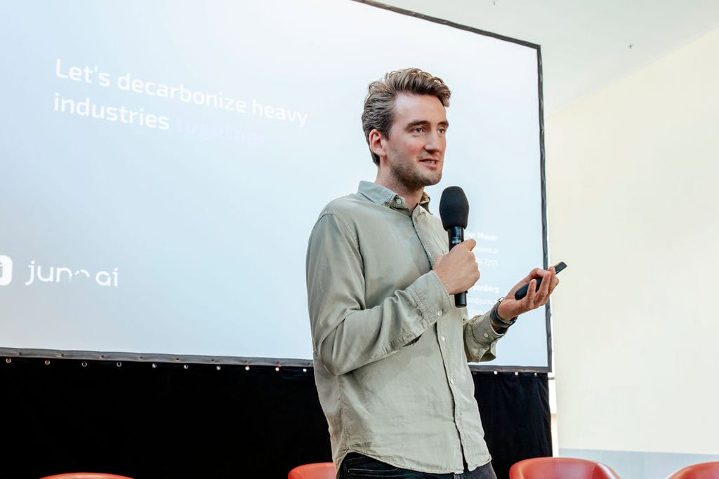 Innovativer Startup-Gründer bei Startup Labor Schwedt präsentiert nachhaltige Technologien.