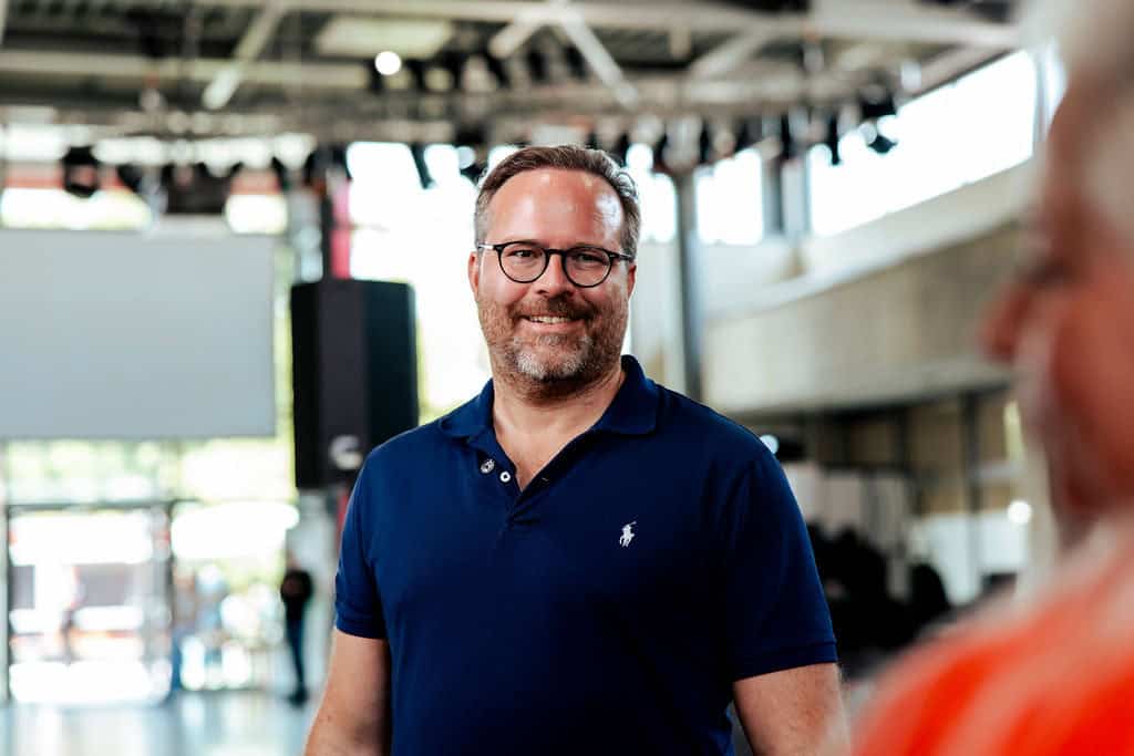 Motiviertes Startup Gründertreffen bei Startup Labor Schwedt auf einer Innovationsmesse in der industriellen Umgebung.